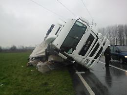 Tir fuori strada sulla Crema-Lodi, traffico in tilt