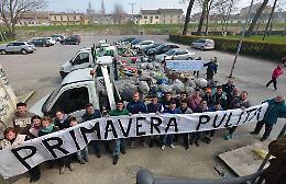 Undici camion di immondizia