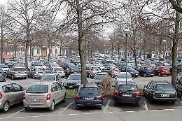 Un abusivo in azione presso la sede dei vigili