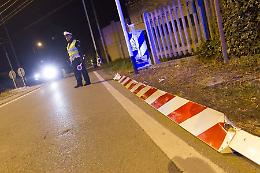 Abbatte una sbarra del passaggio a livello e scappa