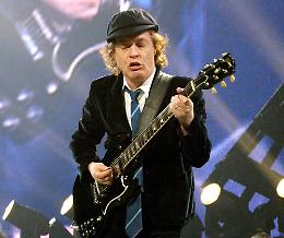 Piazza Spagna si tinge di rock, l'ultima serata arriva Angus Young