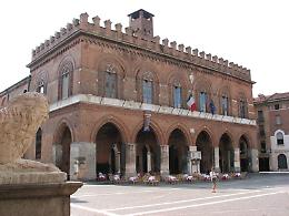Saranno abbattuti tre alberi in via Brescia