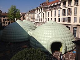 Tre igloo in piazza Moro
