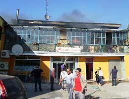 Incendio al market islamico, paura e malore per una 23enne