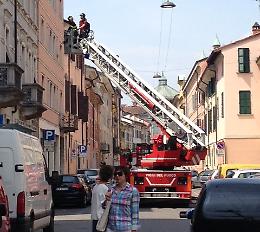 Pompieri e ambulanza, trambusto in via Bonomelli per un soccorso in casa