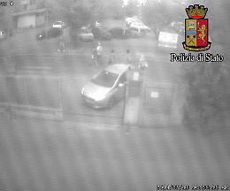 Le immagini della baby gang in azione a Crema