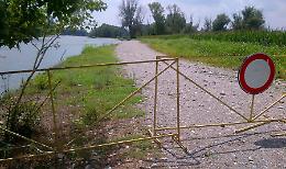 Frana la sponda dell'Oglio, chiusa la pista ciclabile