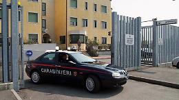 Difende i clienti taglieggiati, barista ferito a bottigliate