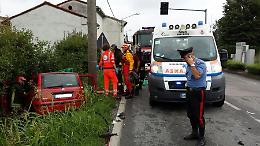 Scontro fra auto davanti all'Emiliana Parati