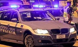 Calci e pugni ai poliziotti
caos nella notte in piazza Lodi