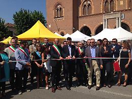 Sagra dello scalogno, taglio del nastro con il ministro Martina