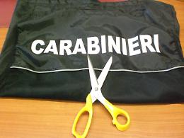 Sequestra e minaccia la madre con una forbice, arrestato