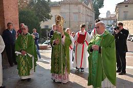 La città abbraccia don Nisoli