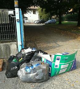 Rifiuti abbandonati davanti alla scuola Mentana