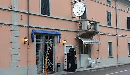 Furto in un ristorante,  distrutto l'ingresso e via due slot