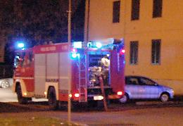 Auto brucia nella notte, rogo doloso: si indaga