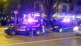 Ragazza si finge carabiniere e ruba tre cellulari