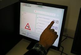 Cercano di 'barare' all'esame della patente