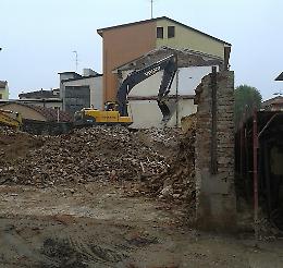 Rischio crolli e amianto, il palazzo non c'è più