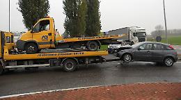 Schianto tra auto e carro attrezzi