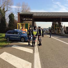 Postazione di controllo della polstrada all'uscita della A21