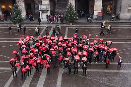 'Bag for Life', le mamme colorano di rosso piazza Duomo