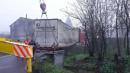 Camion esce di strada, caos in via Malcantone