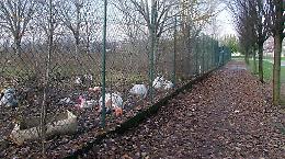 Discarica abusiva in 'vetrina' a due passi dal cimitero