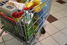 Manomettono il carrello per rubare la moneta