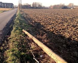 Palo del telefono crolla su un'auto, tragedia sfiorata a Castelvetro
