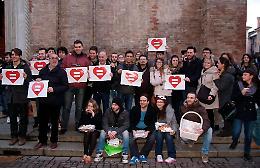 Le 'Sentinelle' i piedi e le 'Frittelle' sedute