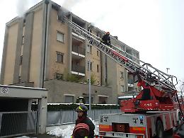 Fuoco da auto radiocomandata, paura in via Ferrario
