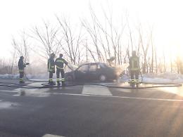 Auto in fiamme sulla Caorsana, traffico bloccato per quasi due ore