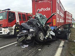 Auto schiacciata tra due tir, miracolato un 42enne