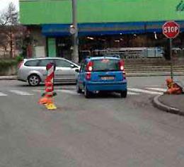 Viabilità, la "geniale" soluzione adottata il via Belgiardino
