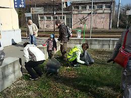 Pulizia della stazione ferroviaria, volontari al lavoro