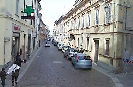 Scaraventata a terra e rapinata, paura per una farmacista