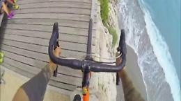 Brumotti in bilico sulla ringhiera: con la bici a picco sul mare
