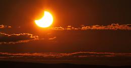 Ammirando l'eclissi di sole: le foto, i video