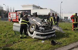 Pauroso incidente in tangenziale,  auto si ribalta