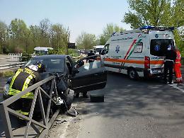 Si schianta contro una transenna, automobilista ferito