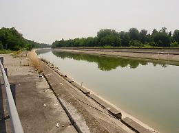 Disabile cade nel navigabile, salvato da podista e pompieri