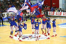 Le immagini degli Harlem Globetrotters al PalaRadi
