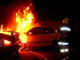 Auto in fiamme nella notte