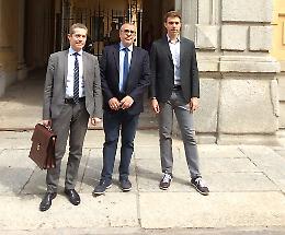 Saluti romani al cimitero, esposto in procura