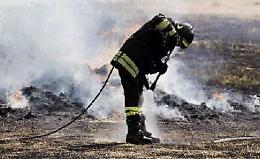 Rotoballe a fuoco a causa di un fulmine
