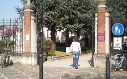 Escrementi umani nel cimitero