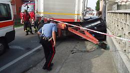 Si sgancia rimorchio del tir, auto schiacciata: due donne miracolate