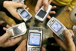 Cellulari muti, sale la protesta