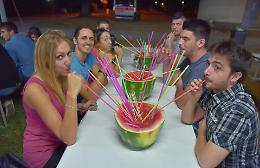 Tanti ragazzi alla prima edizione del Watermelon Beach Party